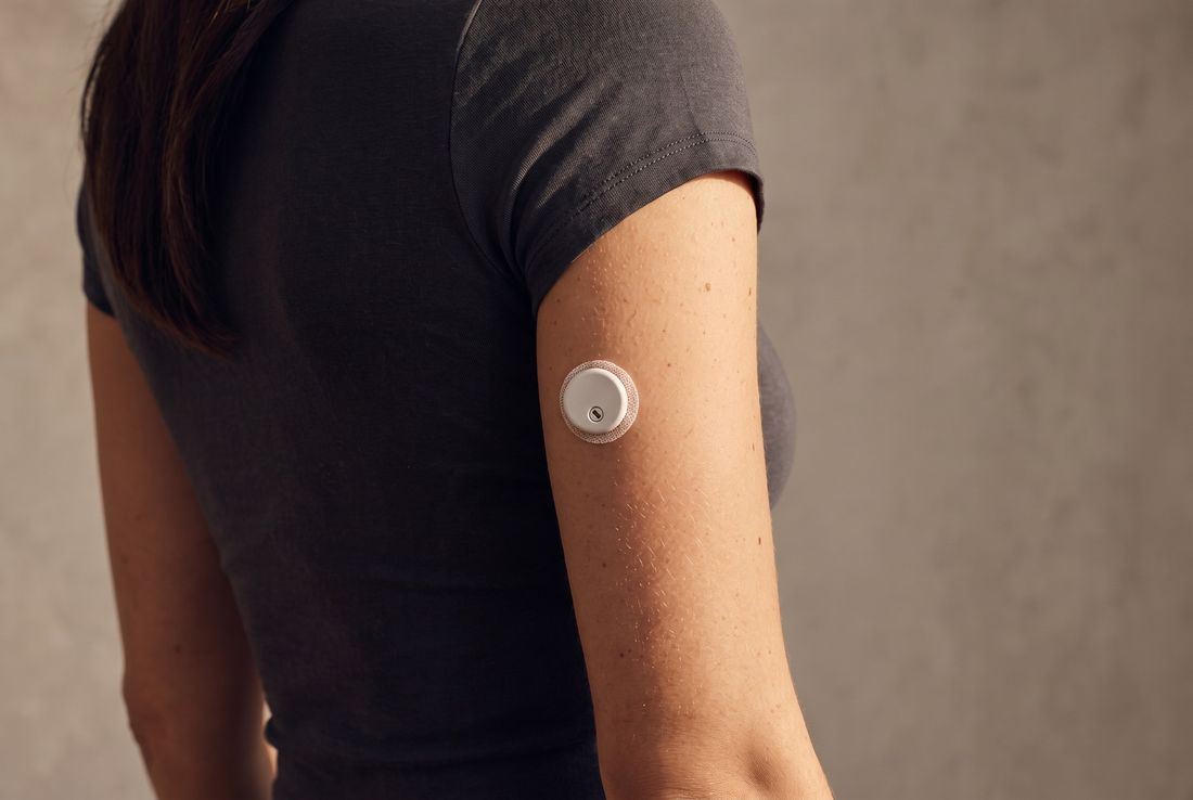 Sensor QiTrax colocado en la parte posterior del brazo