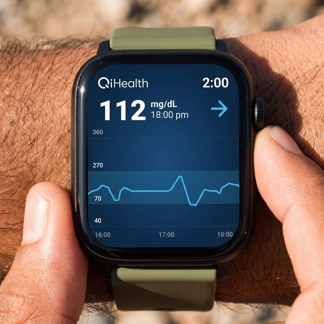 Apple Watch mostrando la glucosa en la app QiHealth: 112 mg/dL con gráfica de tendencia.