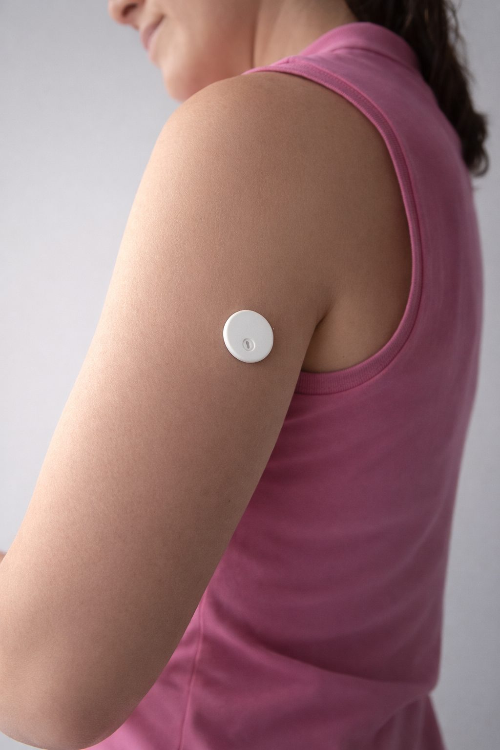 Sensor QiTrax puesto en la parte de atr&aacute;s del brazo