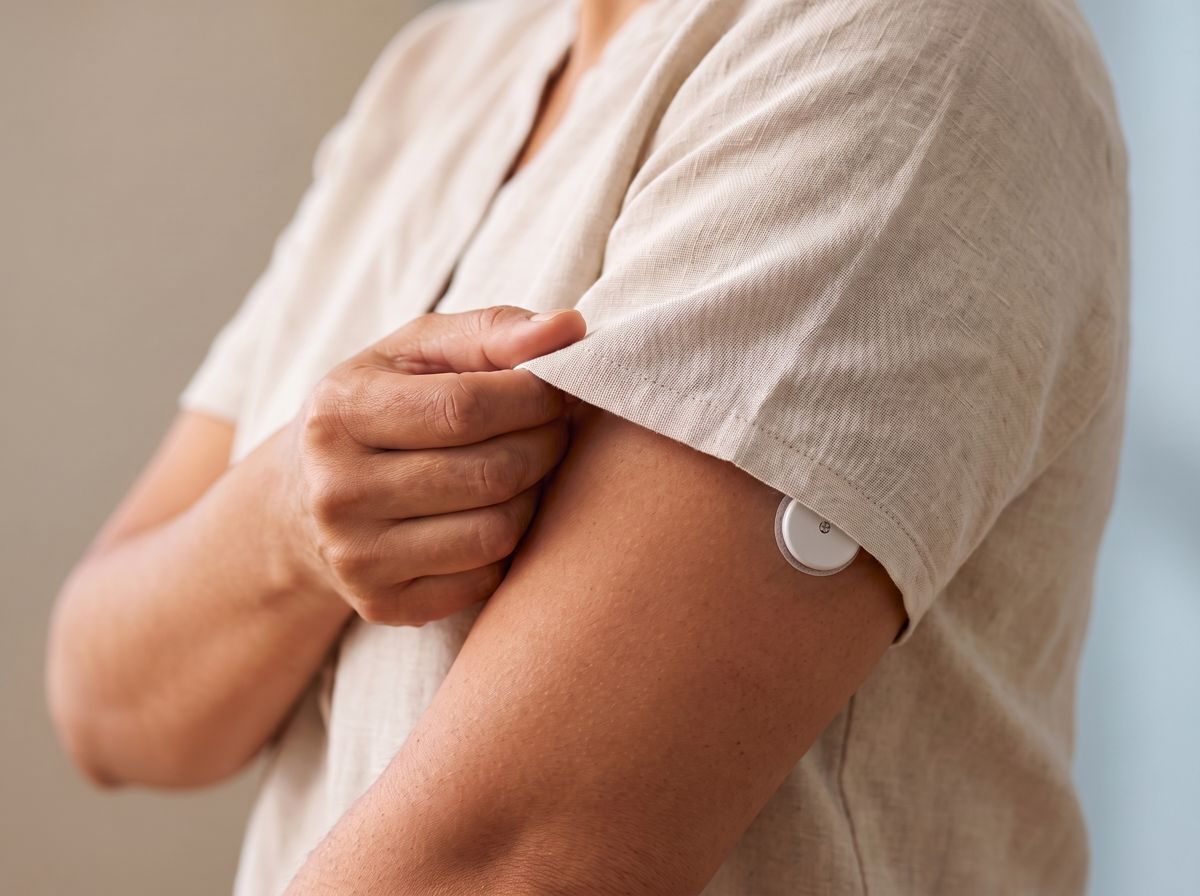 Brazo con un sensor QiTrax bajo la manga de una playera