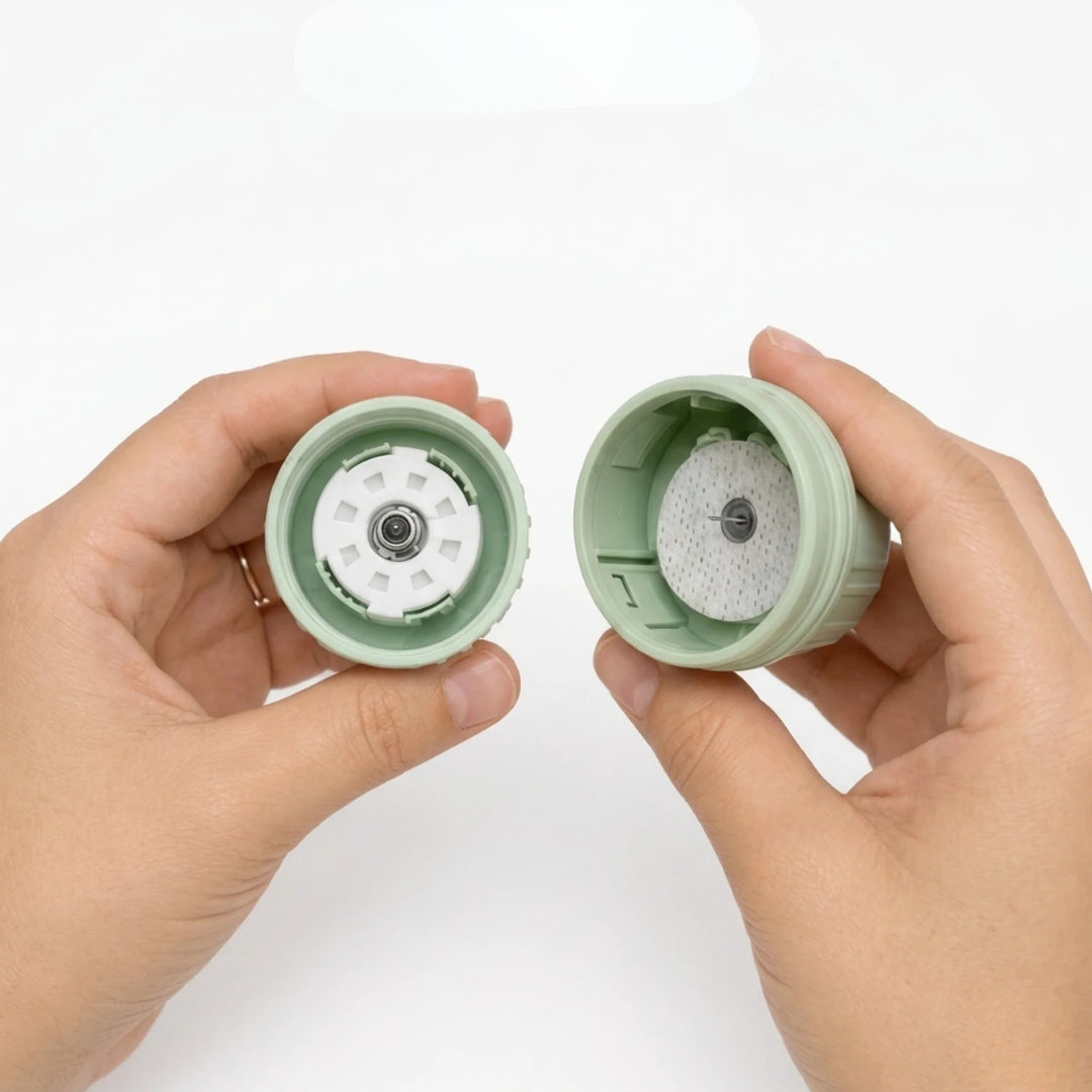 Interior del aplicador: sensor y adhesivo protector — contiene aguja