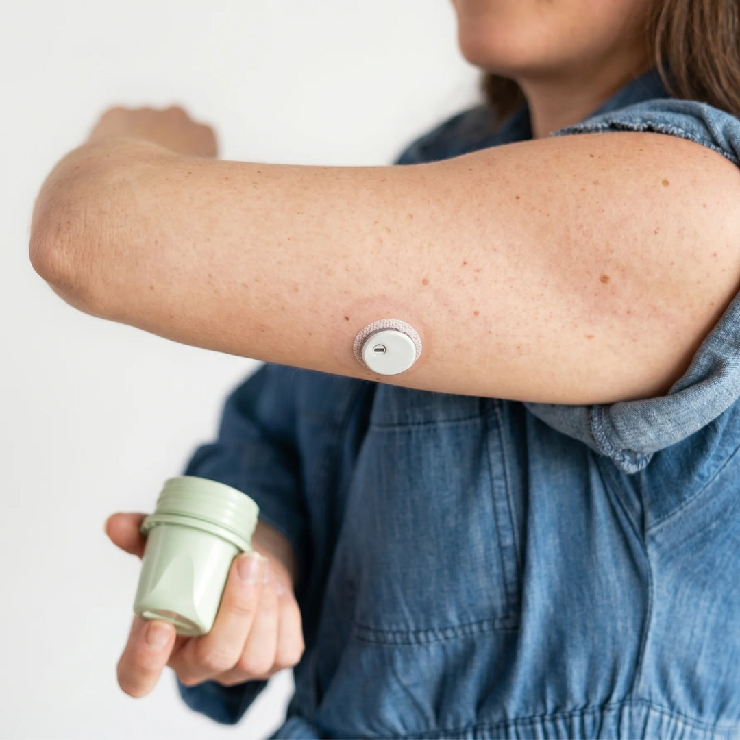 Sensor QiTrax correctamente adherido en el tríceps, adhesivo completamente plano